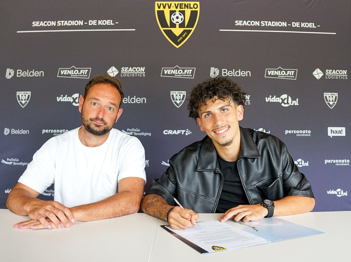 De 19-jarige aanvaller Evangelos Soferis is definitief toegevoegd aan de selectie van VVV-Venlo. Na een sterke indruk als proefspeler – met een hattrick in de oefenwedstrijd tegen RKSV Nuenen – tekent hij een contract voor één seizoen. venlonaren.net/evangelos-sofe…