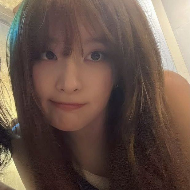 hi_ttying's tweet image. 歪嘴小猫
连发色都差不多🥰

 #슬기
#seulgi 
#SEULGI