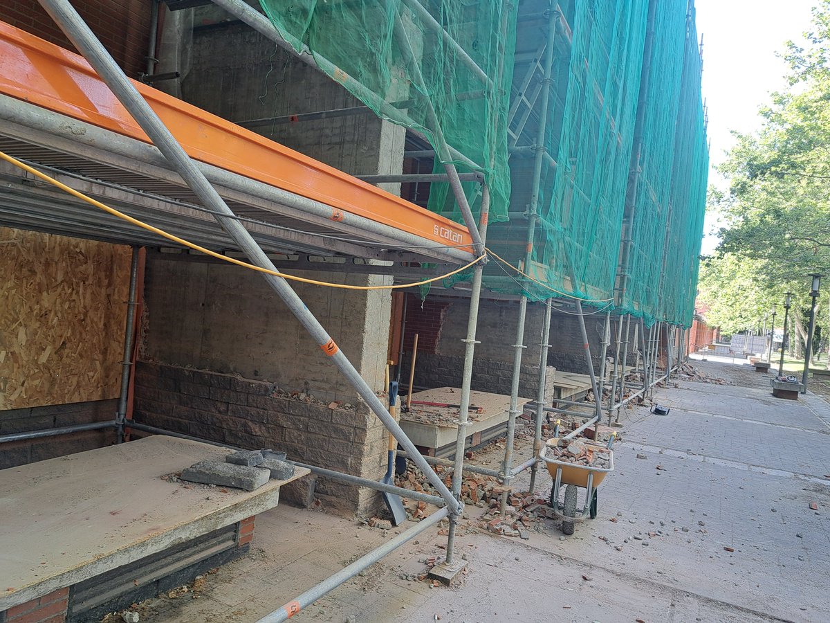 encampusuc3m's tweet image. 🚧 ¡Seguimos mejorando! Avanzan los trabajos de reparación en la fachada del edificio 14 del campus de Getafe #UC3M. Gracias por vuestra paciencia 💪🔧 #CampusUC3M #MejorasUC3M