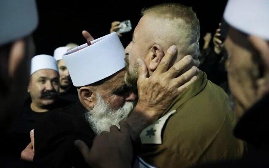 RachelGur's tweet image. An Israeli Druze IDF officer embraces a Syrian Druze elder earlier this year when the fall of the Assad regime allowed them to reunite after decades. The Druze are one people regardless of borderlines. The Druze have fought to protect Israel for decades now we must defend them.