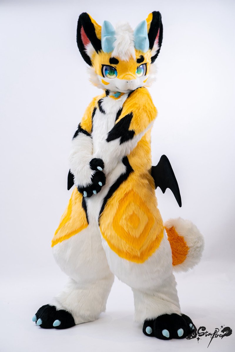 fur_starfire's tweet photo. StarFire角色展示✦黄烁

​🐾FID.000012
🐾种族: 猫龙
🐾委托人: @benbenniu_ 
--------------
「快乐的心情就像是太阳，能够照耀他人的内心」
「喜悦的心情就像是云朵，足以承载他人的阴霾」
「至于愤怒和悲伤…嗯——我不知道~」
「或许它们就像是雷声和阵雨，总会有结束的那一刻」

#StarFire奇幻工坊 https://t.co/bufv3KX54r
