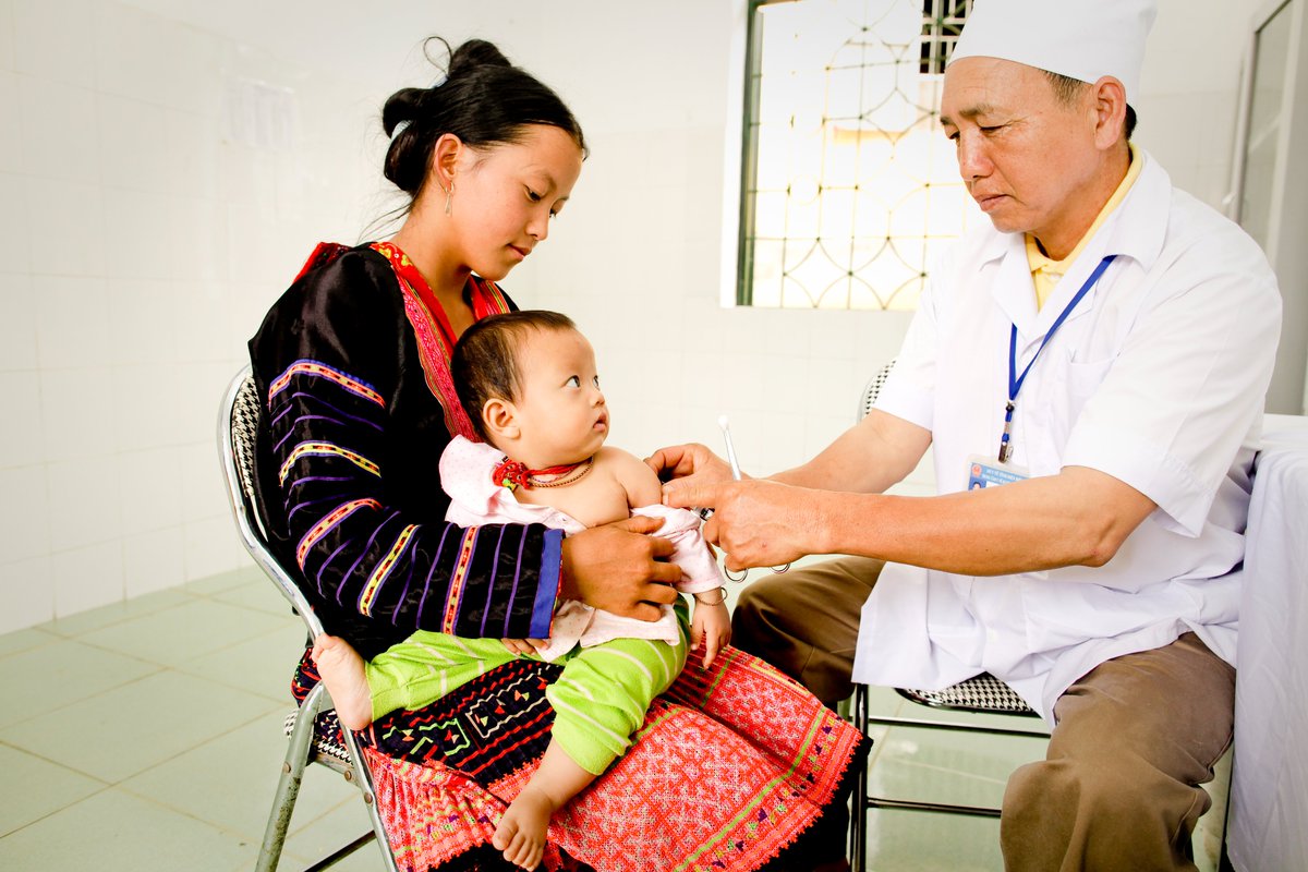 UNICEF_vietnam's tweet image. 📢 A new joint report from @WHO and @UNICEF highlights remarkable progress in childhood immunization in Viet Nam.
The number of zero-dose children – that is, children who had not been protected by any vaccine – dropped from 274,000 in 2023 to just 13,000 in 2024. That’s an over…