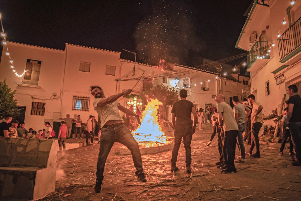 🔥🌿 En Ubrique se vive la tradición con fuerza. La Crujía de Gamones es una fiesta popular que enciende la primavera con hogueras y emoción. Ideal para quienes quieren descubrir las raíces más auténticas de la provincia.
<a href="/aytoubrique/">Ayuntamiento de Ubrique</a> 

➕ℹ  #VMagazine:
d17umfmk0e27oh.cloudfront.net/articulos_arch…