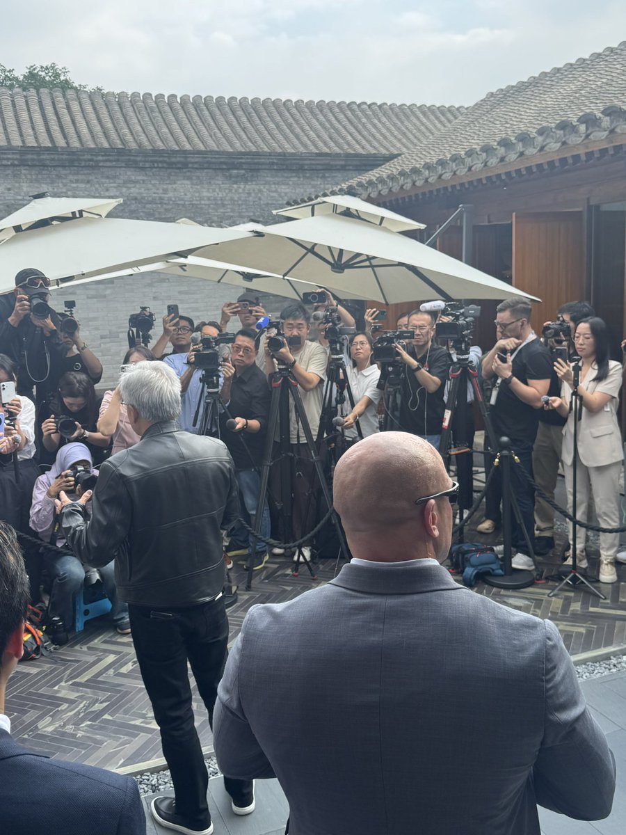 EleanorOlcott's tweet image. Answering questions for an hour outside on summer afternoon in Beijing. He does have stamina.