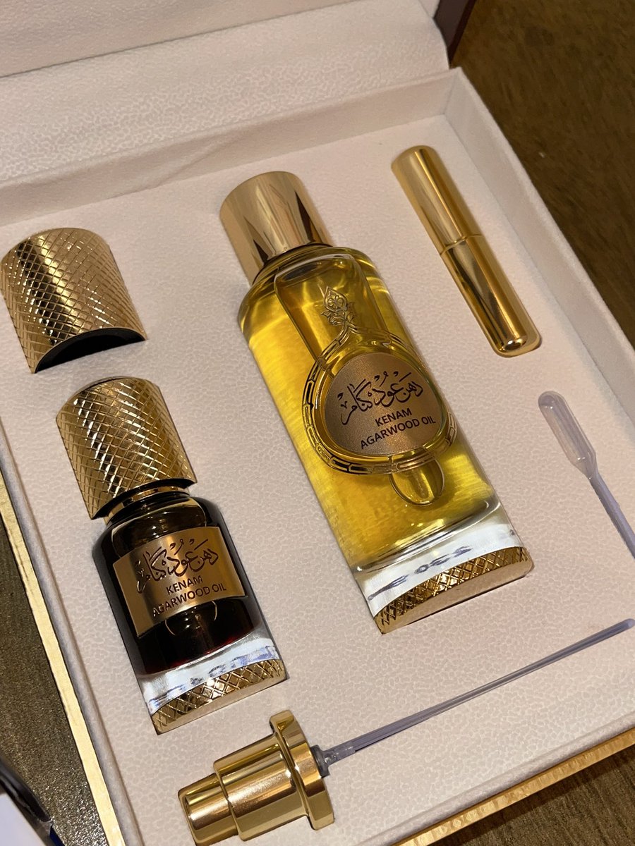 Samad_1932's tweet image. #رابطة_عشاق_العطور
بوكس دهن عود كنام حجم تولة كاملة 12مل مع عطر بخاخ حجم 50مل جديد من عبدالصمد القرشي
دهن عود كنام من #عبدالصمد_القرشي
من أندر وأفخم أدهان العود التي قد تقتنيها في حياتك ، يتميز بقوامه العسلي السميك الذي يشبه الدبس، ورائحته العتيقة الفاخرة التي تمنحك إحساسًا…