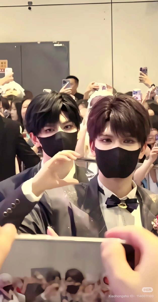 Sikaloolala's tweet image. เธอถ่ายรูปมันอยู่เหรอ?