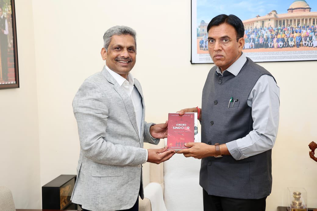 𝐋𝐞𝐚𝐝𝐞𝐫𝐬 𝐔𝐧𝐢𝐭𝐞 𝐟𝐨𝐫 𝐚 𝐂𝐚𝐮𝐬𝐞🙏  

Shaji Prabhakaran, ex-AIFF Gen Sec, gifts The Fire of Sindoor to Dr. Mansukh Mandaviya, Minister &amp; MP. ⚽ 100% book royalties support NGOs for orphaned kids. 

📚👉 amazon.in/Fire-Sindoor-I…

 #TheFireOfSindoor #OperationSindoor