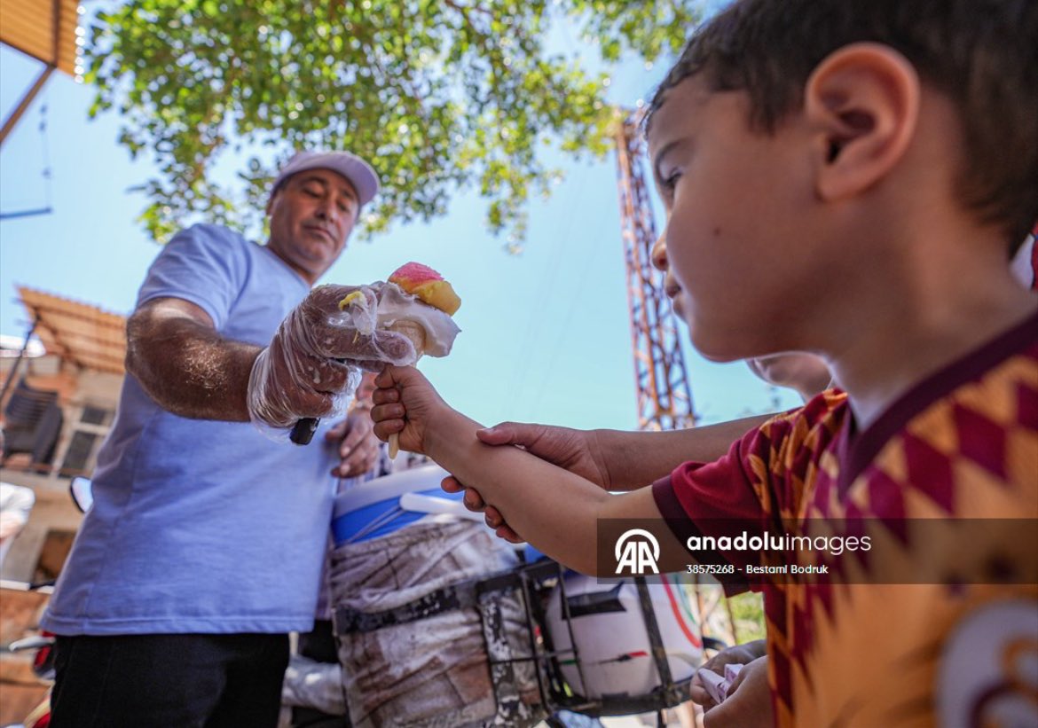 bestami bodruk 🇸🇩 (@bestamibodruk) on Twitter photo Diyarabakır’da tadına doyulmaz bir yaşam hikayesi 🍦 34 yıldır çocukların yolunu gözlediği dondurmacı Selahaddin abinin hikayesi 🏍️ haberin linki: aa.com.tr/tr/yasam/dondu…
<a href="/serdarkaragoz/">Serdar Karagöz</a> <a href="/Yusuf_Ozhan/">Yusuf Özhan</a> <a href="/hhasanay/">Hasan Ay</a> <a href="/aunlupinar/">Aykut Ünlüpınar</a> <a href="/OrhanTopal3/">Orhan Topal</a> <a href="/fotomotovol/">Volkan Furuncu</a> <a href="/SMAKaplan/">Sema Kaplan</a> <a href="/ipertopal/">İper Topal</a> <a href="/oozer_7/">Okan Özer</a> Diyarabakır’da tadına doyulmaz bir yaşam hikayesi 🍦 34 yıldır çocukların yolunu gözlediği dondurmacı Selahaddin abinin hikayesi 🏍️ haberin linki: aa.com.tr/tr/yasam/dondu…
<a href="/serdarkaragoz/">Serdar Karagöz</a> <a href="/Yusuf_Ozhan/">Yusuf Özhan</a> <a href="/hhasanay/">Hasan Ay</a> <a href="/aunlupinar/">Aykut Ünlüpınar</a> <a href="/OrhanTopal3/">Orhan Topal</a> <a href="/fotomotovol/">Volkan Furuncu</a> <a href="/SMAKaplan/">Sema Kaplan</a> <a href="/ipertopal/">İper Topal</a> <a href="/oozer_7/">Okan Özer</a>