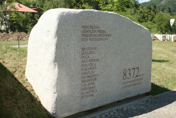スレブレニツァの虐殺とは，丁度30年前の今頃，国連管理下にあった非武装地帯にセルビア人武装組織「スルプスカ共和国軍」が侵入して10代以上の男子を中心にイスラム教徒8000余名を組織的に虐殺した民族浄化事件である．極悪非道の戦争犯罪者は誰であれ歴史の峻厳な審判を下されねばならない．