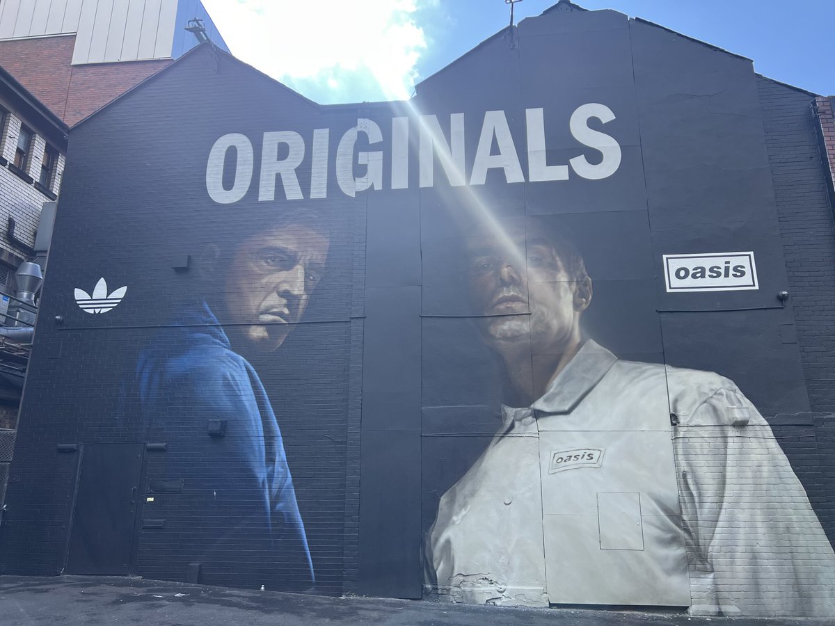 DieuwsNieuws's tweet image. Gisteravond de curry mile leeggegeten, vanavond deze boys zien spelen in Heaton Park 🥰