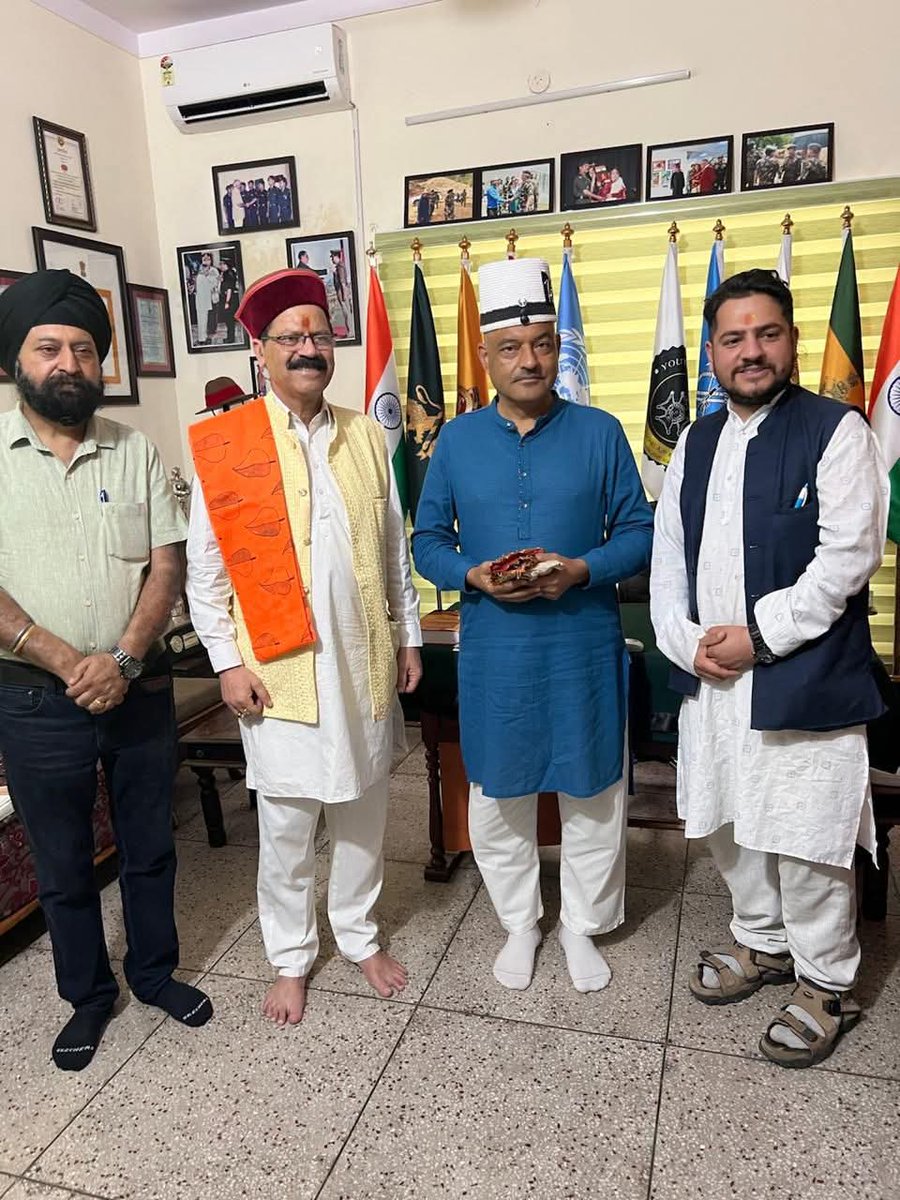 सात्विकता और सेवा का संगम... 

आज उत्तरकाशी की पुण्यभूमि से पधारे
गंगोत्री मंदिर समिति के पूर्व अध्यक्ष पंडित हरीश सेमवाल जी, साथ में इंदरपाल कोहली जी
एवं उनके सुपुत्र पंडित इंशान्त सेमवाल जी
यूथ फाउंडेशन कार्यालय में भगवान श्री जगन्नाथ जी का पावन प्रसाद लेकर पहुँचे।

 यह प्रसाद