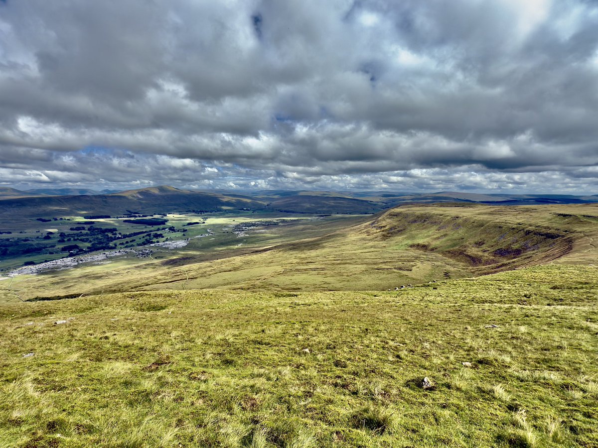 Iskra1234's tweet image. An excellent trip out with @northernassist after a night shift today. Just over an hour from Leeds city centre to the heart of the Yorkshire Dales. Perfect conditions for a stroll up Ingleborough too 😀