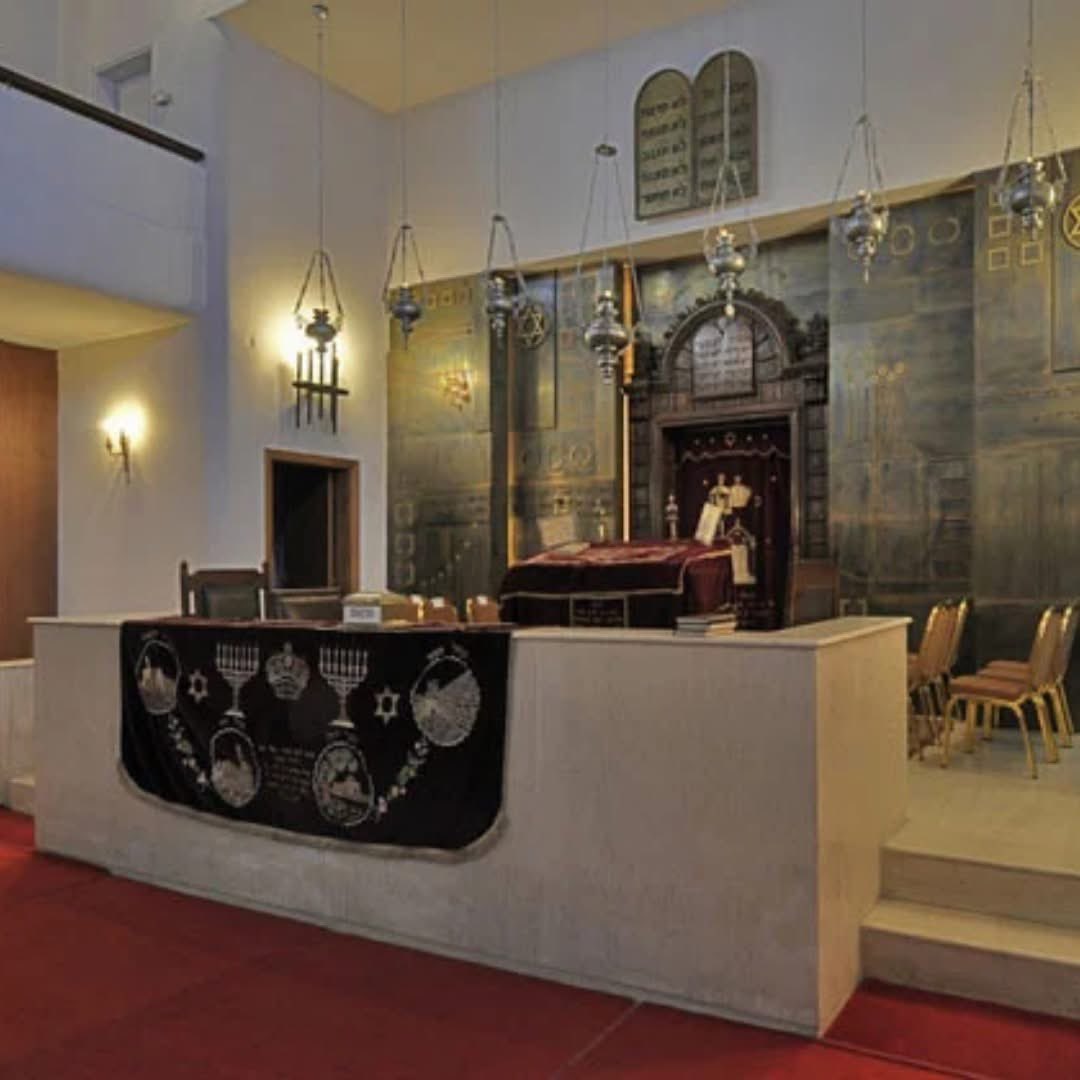 europeanrabbis's tweet image. Inaugurated in 1935, Beth Shalom Synagogue 🇬🇷 🕍 in Athens, Greece is the heart of Jewish community—built in neoclassical style, standing strong near ancient ruins.
A living monument to resilience, faith, and survival through centuries of war, exile, and renewal.