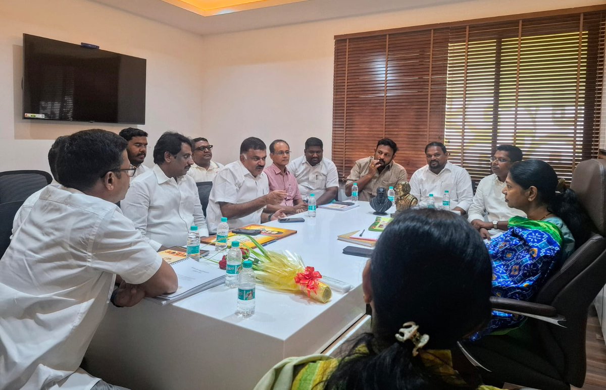 KanimozhiDMK's tweet image. சென்னை அண்ணா அறிவாலயத்தில் இன்று நடைபெற்ற கழக சுற்றுச்சூழல் அணி ஆலோசனைக் கூட்டத்தில் பங்கேற்று, எதிர்கால பணிகள் குறித்து நிர்வாகிகளுடன் கலந்தாலோசனை செய்தோம்.