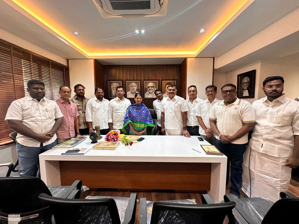 KanimozhiDMK's tweet image. சென்னை அண்ணா அறிவாலயத்தில் இன்று நடைபெற்ற கழக சுற்றுச்சூழல் அணி ஆலோசனைக் கூட்டத்தில் பங்கேற்று, எதிர்கால பணிகள் குறித்து நிர்வாகிகளுடன் கலந்தாலோசனை செய்தோம்.