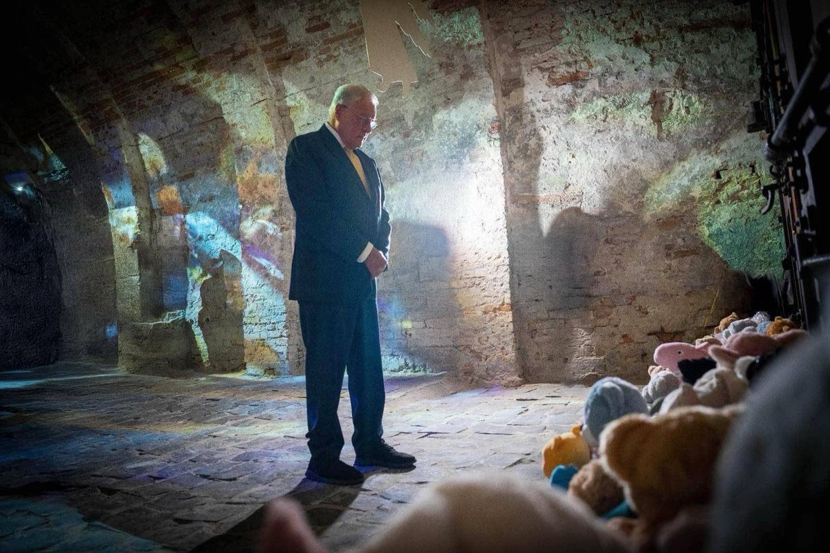 generalkellogg's tweet image. This morning I visited a memorial recognizing the toll the ongoing war has had on Ukraine’s children. One pays honor and respect of their death, not by laying of flowers, but by stuffed toy animals. The killing of innocent civilians, especially children, must end. @POTUS has been…