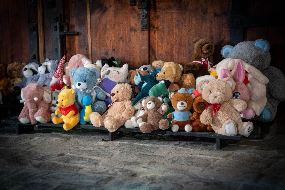 generalkellogg's tweet image. This morning I visited a memorial recognizing the toll the ongoing war has had on Ukraine’s children. One pays honor and respect of their death, not by laying of flowers, but by stuffed toy animals. The killing of innocent civilians, especially children, must end. @POTUS has been…