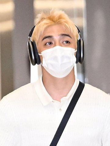 hawaii truly treated seungcheol so well like look at that perfect tan on his skin that blends so well with his hair and outfit today like im so not normal for him right now