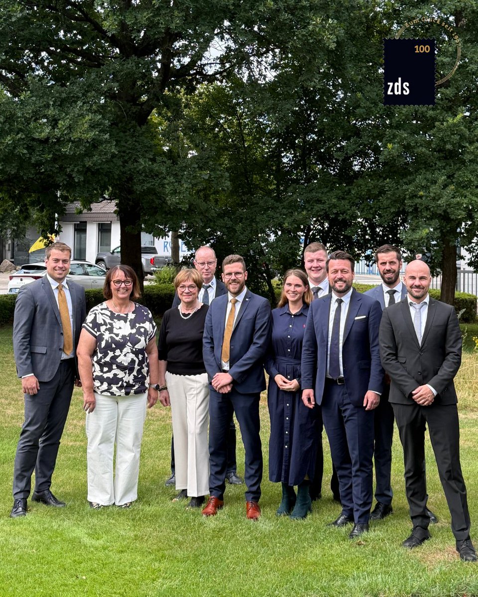 ZDS_News's tweet photo. Anfang dieser Woche fand die diesjährige Gesellschafterversammlung der AKS statt. 🎩

Mit der solidarisch finanzierten Ausbildungsförderung trägt die AKS dazu bei, dass es Schornsteinfegerbetrieben erleichtert wird, auszubilden. 🙏🏽🍀

#Aubildung https://t.co/f2pw9DCQjV