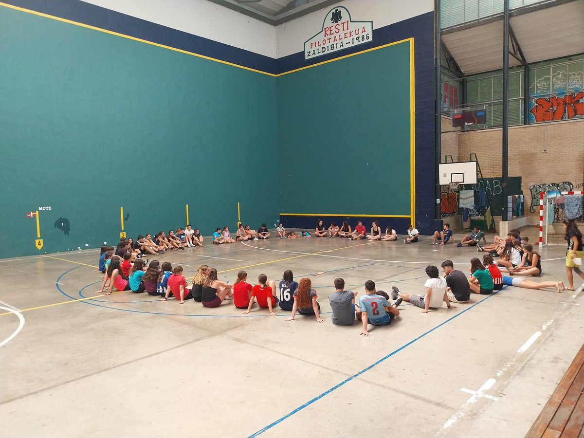 Amaitu dira aurtengo Salto! udalekuak, eta balorazio positiboa egin du UEMAk labur.eus/Salto2025-balo… Besteak beste, EHEko eta Gazte Euskaltzaleen Sareko kideekin solasaldiak eta UEMAko teknikariekin tailerrak izan dituzte udalekuetan, euskararen egoeraz kontzientziatzeko