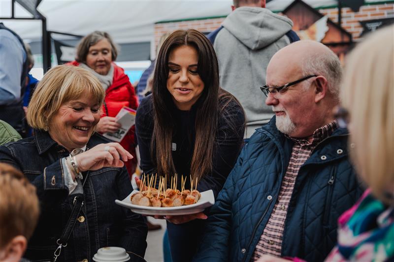 MandSnews's tweet image. We’re back at the Royal Welsh Show!
Join us from 21st - 24th July at the refreshed M&S stand for a celebration of Welsh farming, sustainability, and top-quality food!
👨🍳 Watch live demos in the M&S Kitchen with chef Adam Palmer
🌾 Meet our local Welsh suppliers & enjoy…