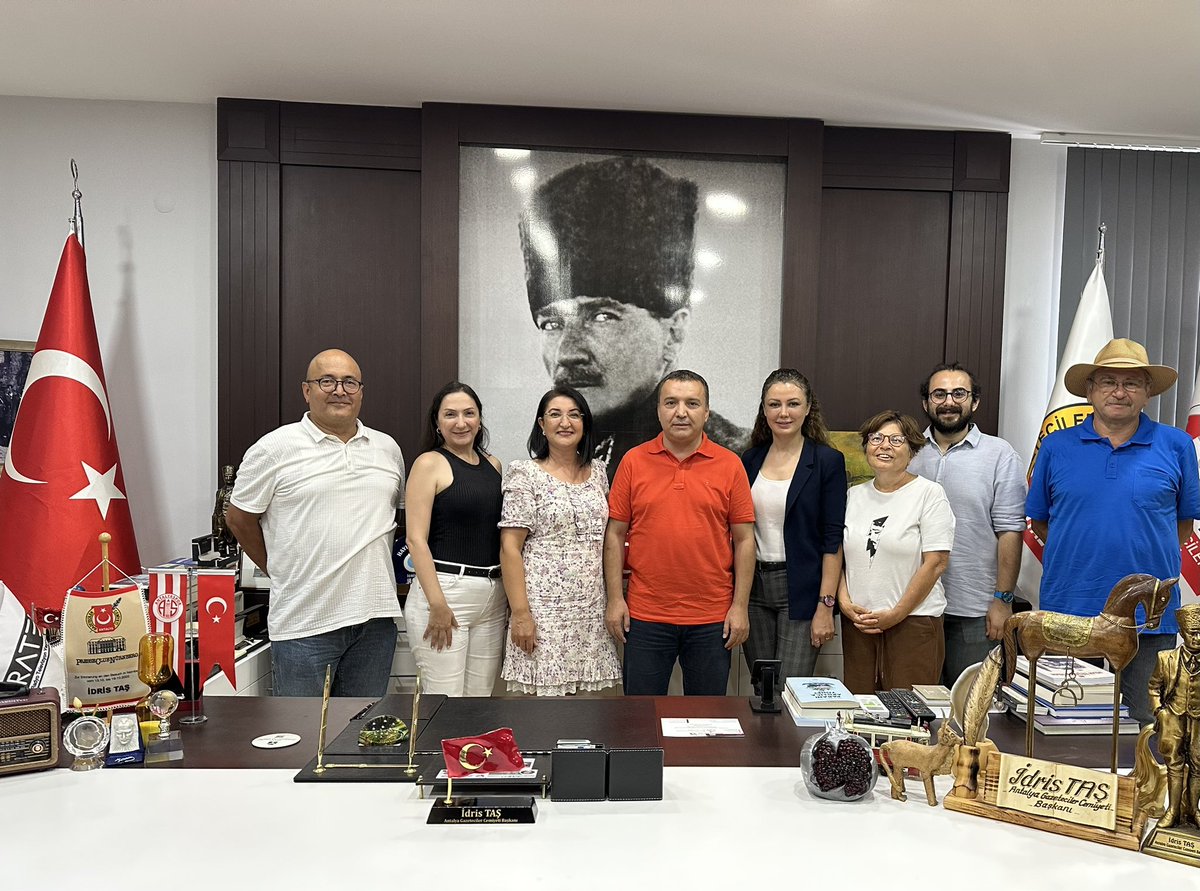 tasidris's tweet photo. Çağdaş Gazeteciler Derneği Akdeniz Şubesi Başkanı Ceren Deniz ve yönetimi ile Antalya’yı konuştuk. Ziyaretleri için teşekkür ederiz. @ceren_dnz @VahideYank https://t.co/GsNaDclkws