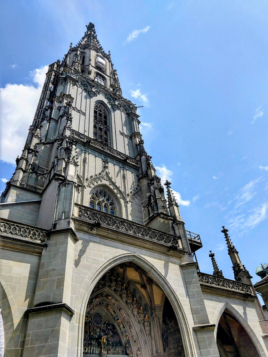 HikingSchweiz's tweet image. A walk in Bern to the Minster Cathedral. At 100 meters, the cathedral's tower is the tallest in Switzerland and provides an impressive view over the old town. 🇨🇭