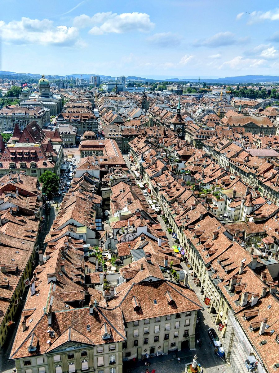 HikingSchweiz's tweet image. A walk in Bern to the Minster Cathedral. At 100 meters, the cathedral's tower is the tallest in Switzerland and provides an impressive view over the old town. 🇨🇭