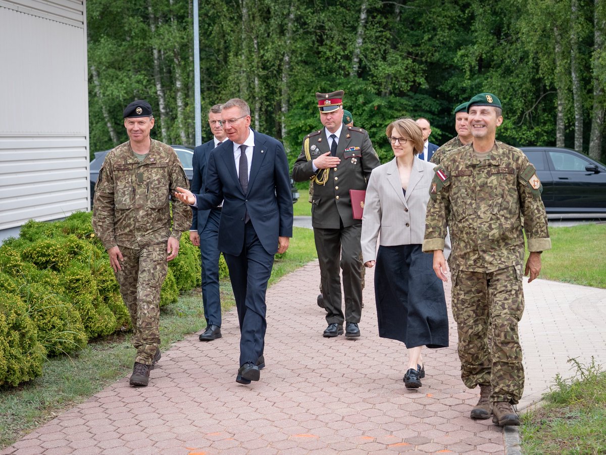🎖️15. jūlijā Rīgā notika Speciālo operāciju pavēlniecības komandiera maiņas ceremonija. Jūras kapteini Andreju Zaburdajevu amatā nomainīja pulkvežleitnants Ainārs Rauza.

Pateicamies kapteinim Zaburdajevam par paveikto un sveicam pulkvežleitnantu Rauzu ar jaunajiem pienākumiem 🤝🏻