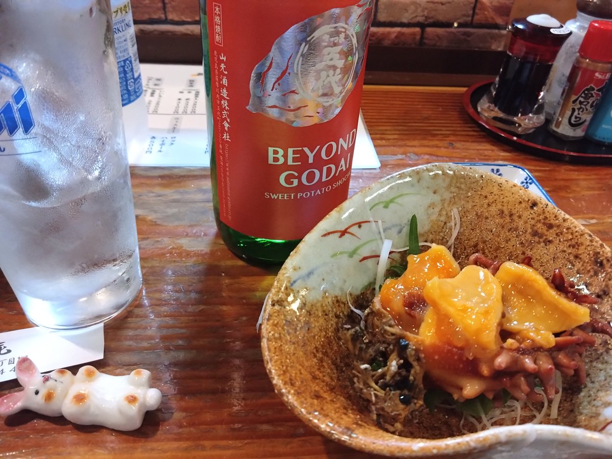 domitrii_eki's tweet image. 走ったらあとのお酒は美味しい。
鹿児島山元酒造の芋焼酎ビヨンドゴダイの炭酸割り。ホヤとよく合います😀