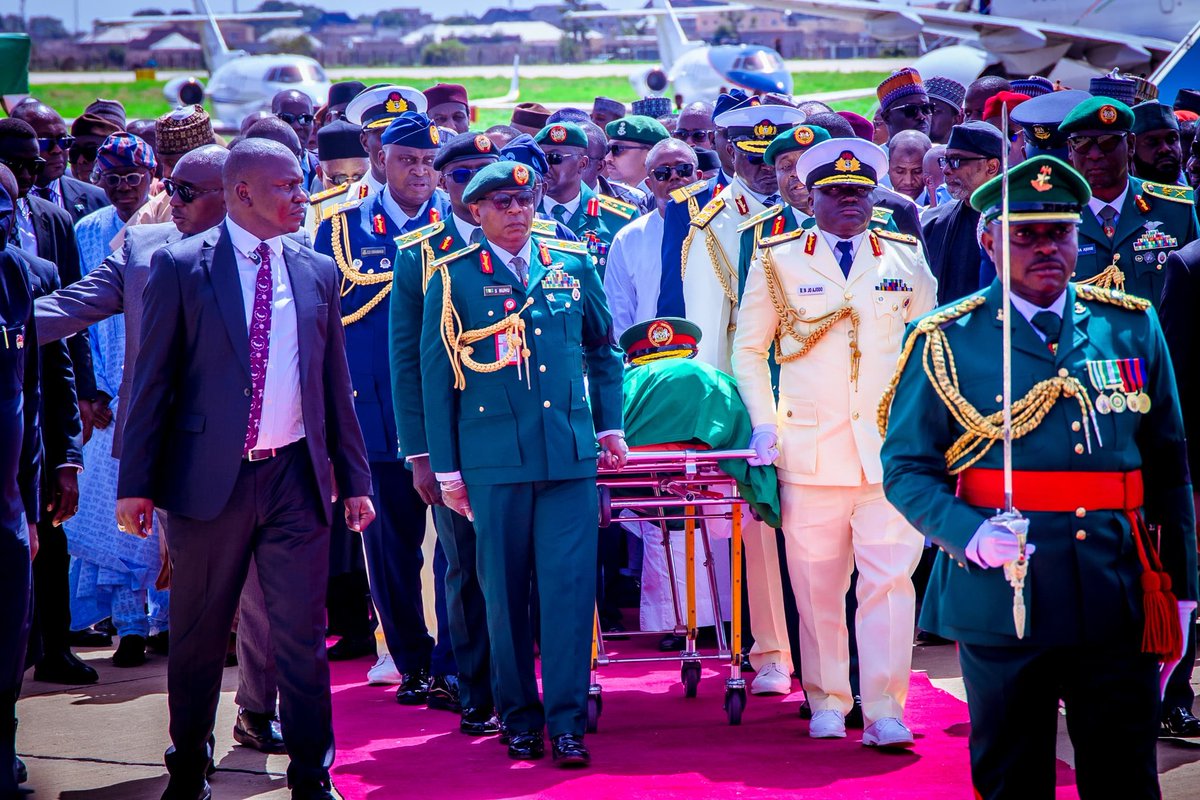 PoliceNG's tweet image. #PhotoNews | President Bola Ahmed Tinubu, GCFR, alongside members of the National Assembly, former and serving governors, service chiefs, and IGP Kayode Egbetokun, paid their last respects at the burial of former Head of State, and immediate past President of the Federal Republic…