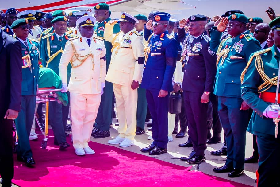 PoliceNG's tweet image. #PhotoNews | President Bola Ahmed Tinubu, GCFR, alongside members of the National Assembly, former and serving governors, service chiefs, and IGP Kayode Egbetokun, paid their last respects at the burial of former Head of State, and immediate past President of the Federal Republic…