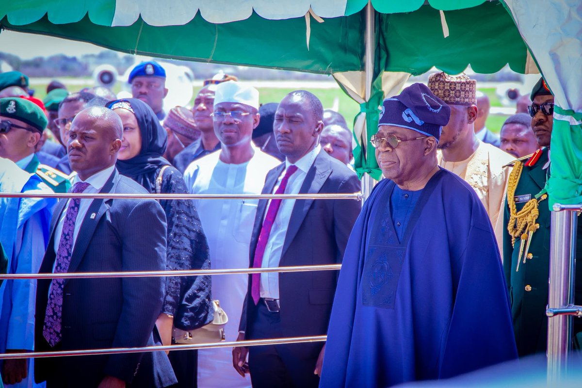 PoliceNG's tweet image. #PhotoNews | President Bola Ahmed Tinubu, GCFR, alongside members of the National Assembly, former and serving governors, service chiefs, and IGP Kayode Egbetokun, paid their last respects at the burial of former Head of State, and immediate past President of the Federal Republic…