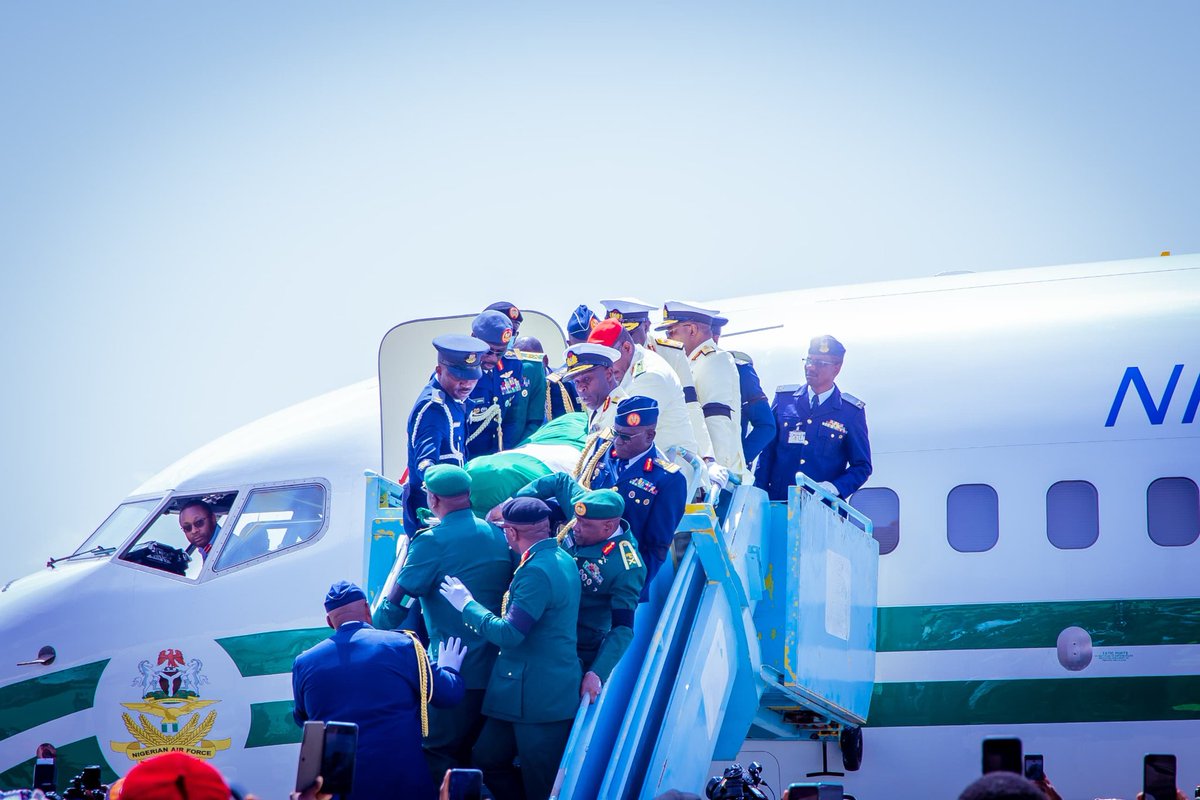 PoliceNG's tweet image. #PhotoNews | President Bola Ahmed Tinubu, GCFR, alongside members of the National Assembly, former and serving governors, service chiefs, and IGP Kayode Egbetokun, paid their last respects at the burial of former Head of State, and immediate past President of the Federal Republic…