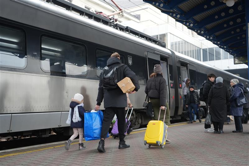 IOMUkraine's tweet image. Over 1 million Ukrainians have returned from displacement abroad. More recent returnees are facing limited job opportunities or access to essential services — 1 in 4 are considering leaving again.
Discover the latest insights from our new report: bit.ly/4lqeTZW
