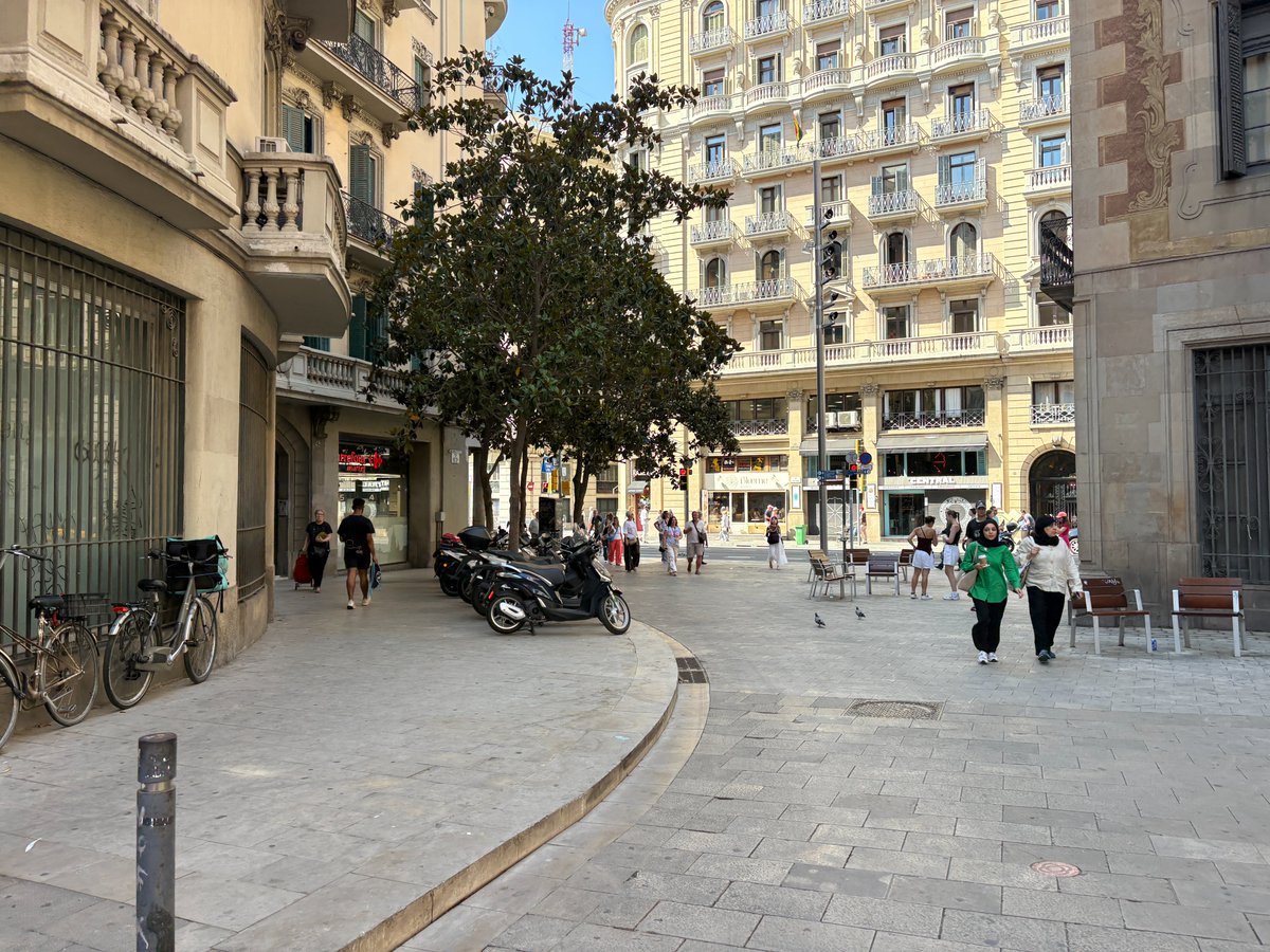 bacc_cat's tweet image. #bicibcn🚫 Ni un sol aparcament bici en tot l'entorn del @palaumusicacat. Mentrestant, motos a la vorera i bicis a la façana.
🔍 Si volem fomentar l’ús de la bici, cal començar pel més bàsic: poder-la aparcar. Podeu prendre nota? @BCN_Mobilitat @sindicaturabcn