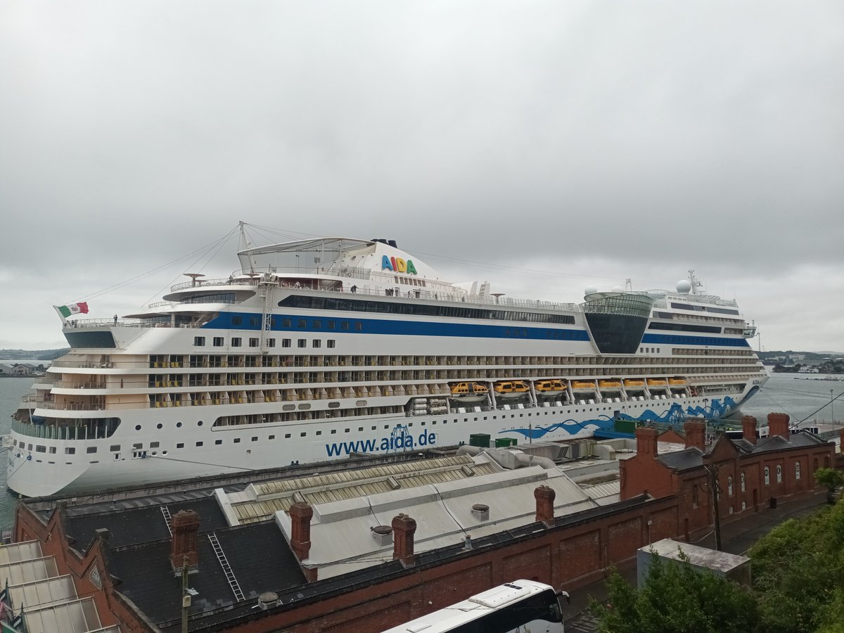 Today, at Cobh we welcome our regular AidaSol, an impressively large cruise ship with a passenger count of 2686. Despite the weather, we hope all crew and passengers, have a lovely day out in Cobh!