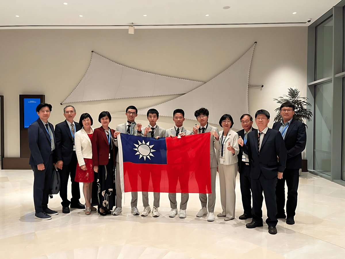 TWIndia2's tweet image. Team #Taiwan🇹🇼 proudly waves the flag at the 57th International Chemistry Olympiad in Dubai, #UAE🇦🇪, celebrating an outstanding performance with 3 golds🥇🥇🥇 and 1 silver🥈! (📸 Ministry of Education)