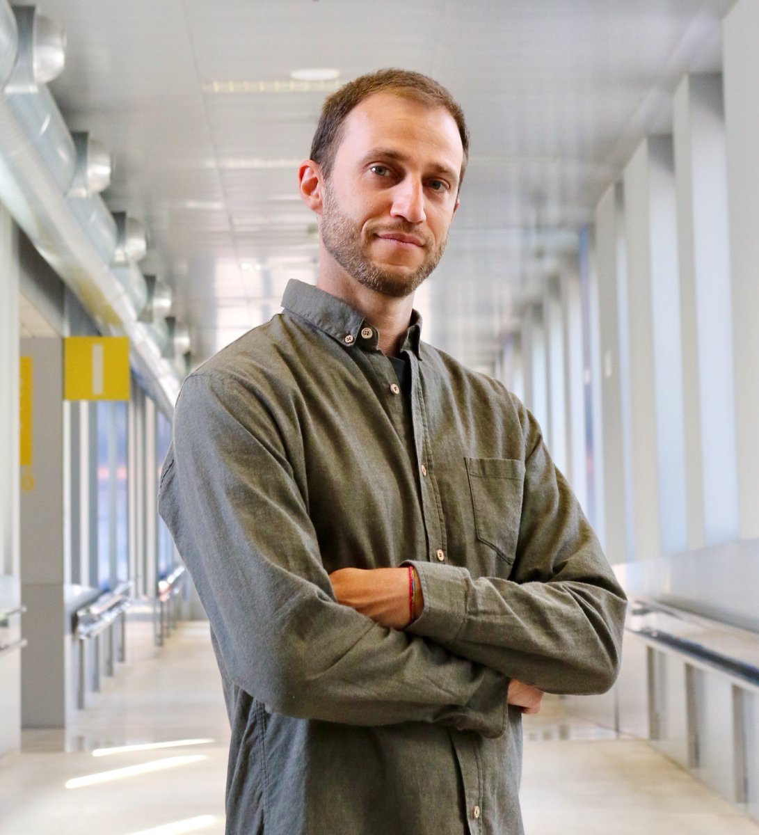 IBECBarcelona's tweet image. 🔬 La neurofotònica revoluciona la neurociència: llum per observar i controlar neurones amb precisió cel·lular.
Nicolò Accanto a la portada de juny d’@ACSPublications.
Tres grans reptes: escalar, aprofundir i entendre el comportament.
#MyACSCover 👉 doi.org/10.1021/acspho…