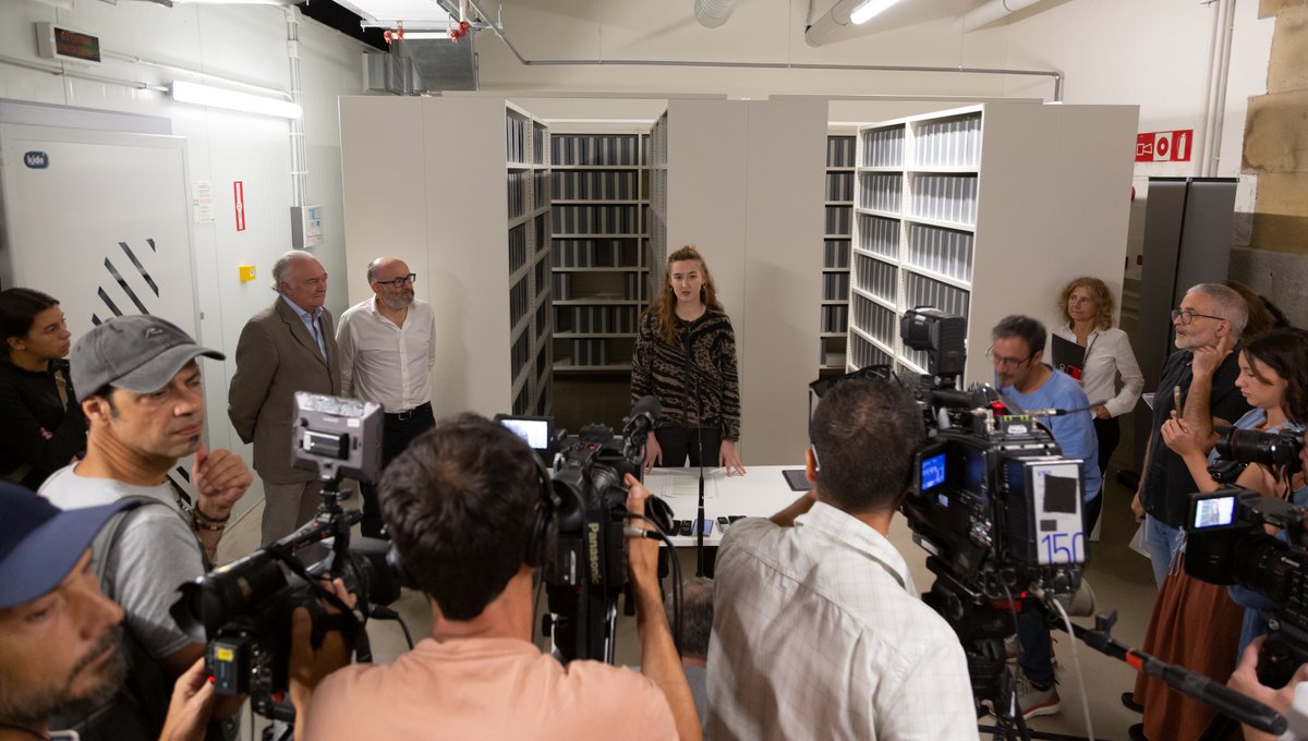 sansebastianfes's tweet photo. #73SSIFF #Artxiboa 🔎 Donostia Zinemaldiaren zuzendari @jlrebordinos-ek eta @loterias_es erakundeko presidente Jesús Huertak prentsaurreko bat eman dute eta bisitaldi gidatua egin dute gaur @filmotecavasca-ren instalazioetan (@Tabakalera-n), non Zinemaldiaren Artxiboaren materialak zaintzen baitira; Loterías erakundeak babestu zuen Zinemaldiaren Artxiboaren abiaraztea. (https://t.co/8b95ssFjIb).

🖼️ Bisitaldi gidatua Artxiboaren arduradun Irati Crespok (@IratiC9) zuzendu du. Besteak beste, Luis Buñuelek 1960an erbestetik igorritako gutuna, Buñuel Carlos Saurarekin berriz elkartu zeneko argazkiak (1977), Zinemaldiaren Sail Ofizialean parte hartu zuen emakumezko lehen zinemagile Yuliya Solntseva sobietarraren irudiak, eta Rafael Ruiz Balerdi margolariak eta Iván Zulueta zinemagileak 1977ko eta 1978ko edizioetarako diseinatutako kartelak erakutsi ditu.

🌐 https://t.co/9njlgEFijQ

📷 Pablo Gómez