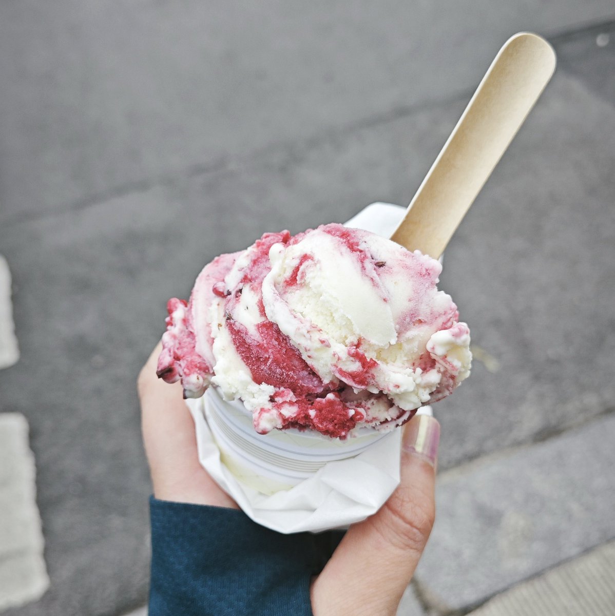 Если в Хайдельберге, Маннхайме и Шпайере мы искали мороженое, чтобы было нескучный вкус (все очень простое), то в Берлине ситуация сейчас противоположная. Иногда тут намешают откровенное говно, как вот это мороженое. Вишня, чили, бобы тонка, белый шоколад (Hokey Pokey).