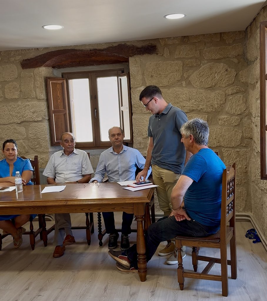 PSOELaRioja's tweet photo. Nicolás Pérez, nuevo alcalde de Rodezno 🌹

Comienza una nueva etapa de ilusión y mucho trabajo por el municipio https://t.co/cEHgIsChei