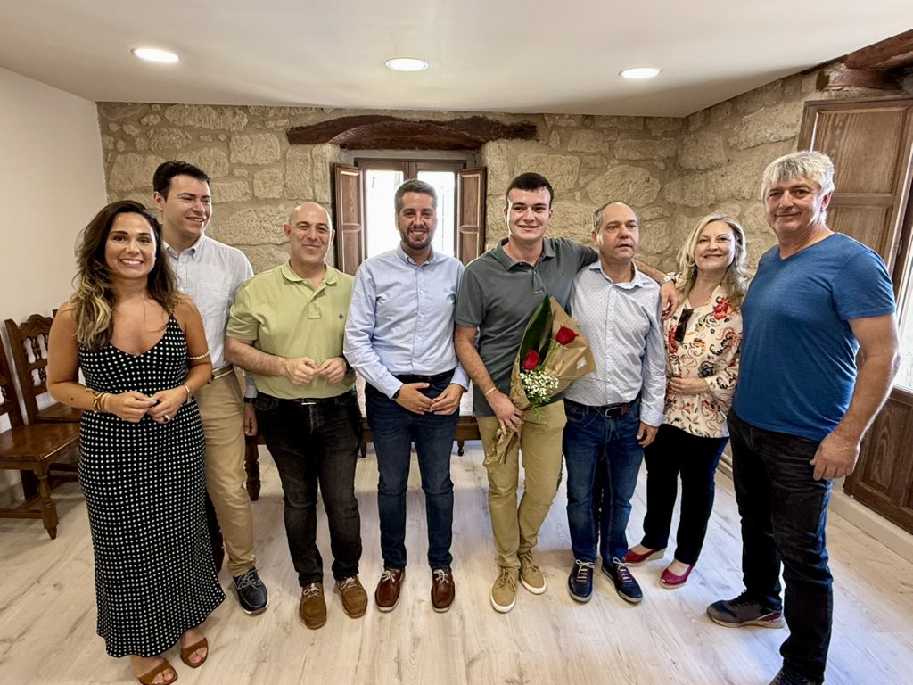 PSOELaRioja's tweet photo. Nicolás Pérez, nuevo alcalde de Rodezno 🌹

Comienza una nueva etapa de ilusión y mucho trabajo por el municipio https://t.co/cEHgIsChei