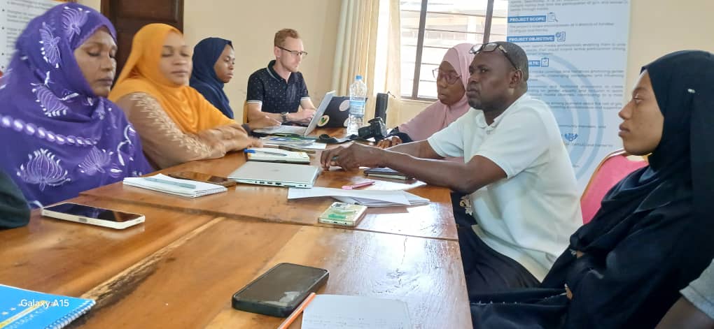 TAMWA_Zanzibar's tweet image. Waandishi wa habari 10 kutoka vyombo mbalimbali kisiwani Pemba wameanza mafunzo ya uandishi wa habari zinazohusu wanawake, uongozi, na mabadiliko ya tabianchi.
📍 Mafunzo haya yanafanyika katika ofisi za TAMWA Zanzibar zilizopo Mkanjuni.
🌱 Lengo ni kuwawezesha wanahabari…