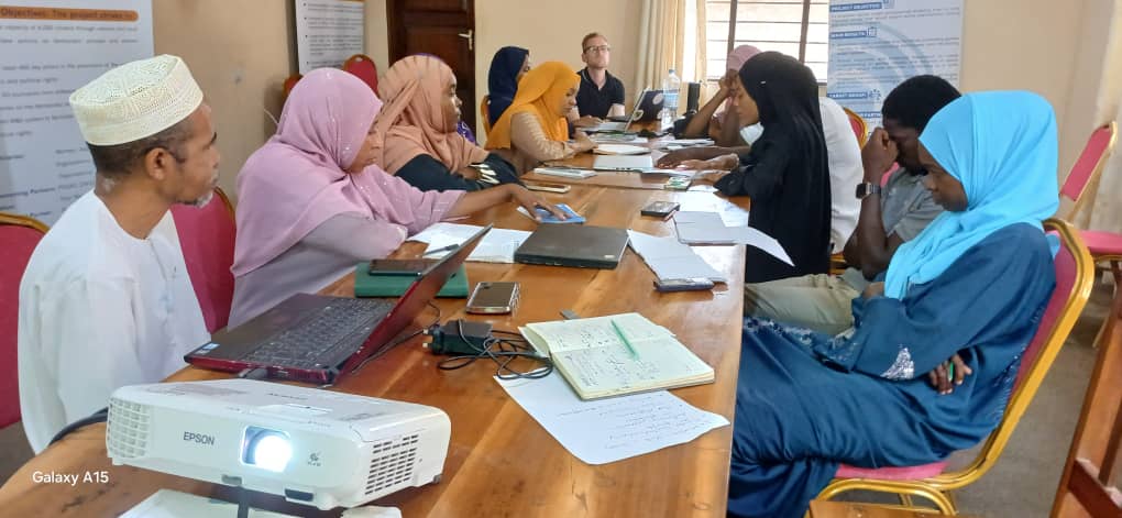 TAMWA_Zanzibar's tweet image. Waandishi wa habari 10 kutoka vyombo mbalimbali kisiwani Pemba wameanza mafunzo ya uandishi wa habari zinazohusu wanawake, uongozi, na mabadiliko ya tabianchi.
📍 Mafunzo haya yanafanyika katika ofisi za TAMWA Zanzibar zilizopo Mkanjuni.
🌱 Lengo ni kuwawezesha wanahabari…