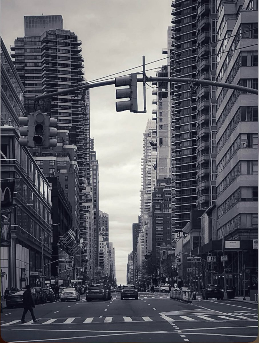 A great monochrome Manhattan street image by Instagrammer tintoftina 

linktr.ee/tiinatorna

#sheclicksnet #femalephotographers #women #womenphotographerscommunity #photography #femalephotographer #urbanphotography #streetphotography #blackandwhitephotography #monochrome