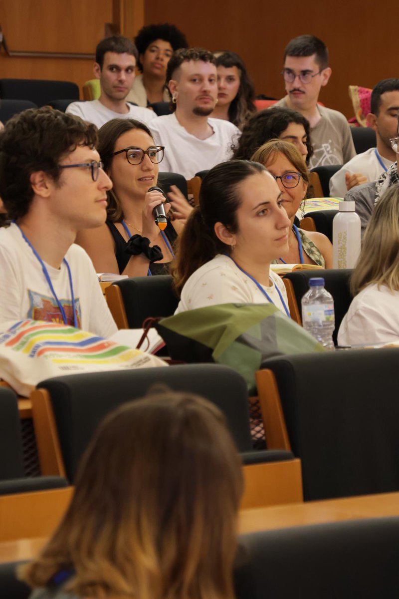 Fe en la gent que puja. Tan preparats i amb tantes ganes. 

Jornades internacionals per a professorat de català a les universitats d’arreu del món. Reunits a Castelló.