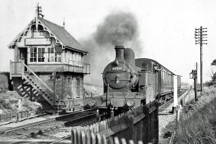 TrainStations23's tweet image. Class C12 67398 comes off the Louth to Mablethorpe branch at Mablethorpe Junction in 1956, heading towards Louth.

Bill Woolhouse collection, LCLR