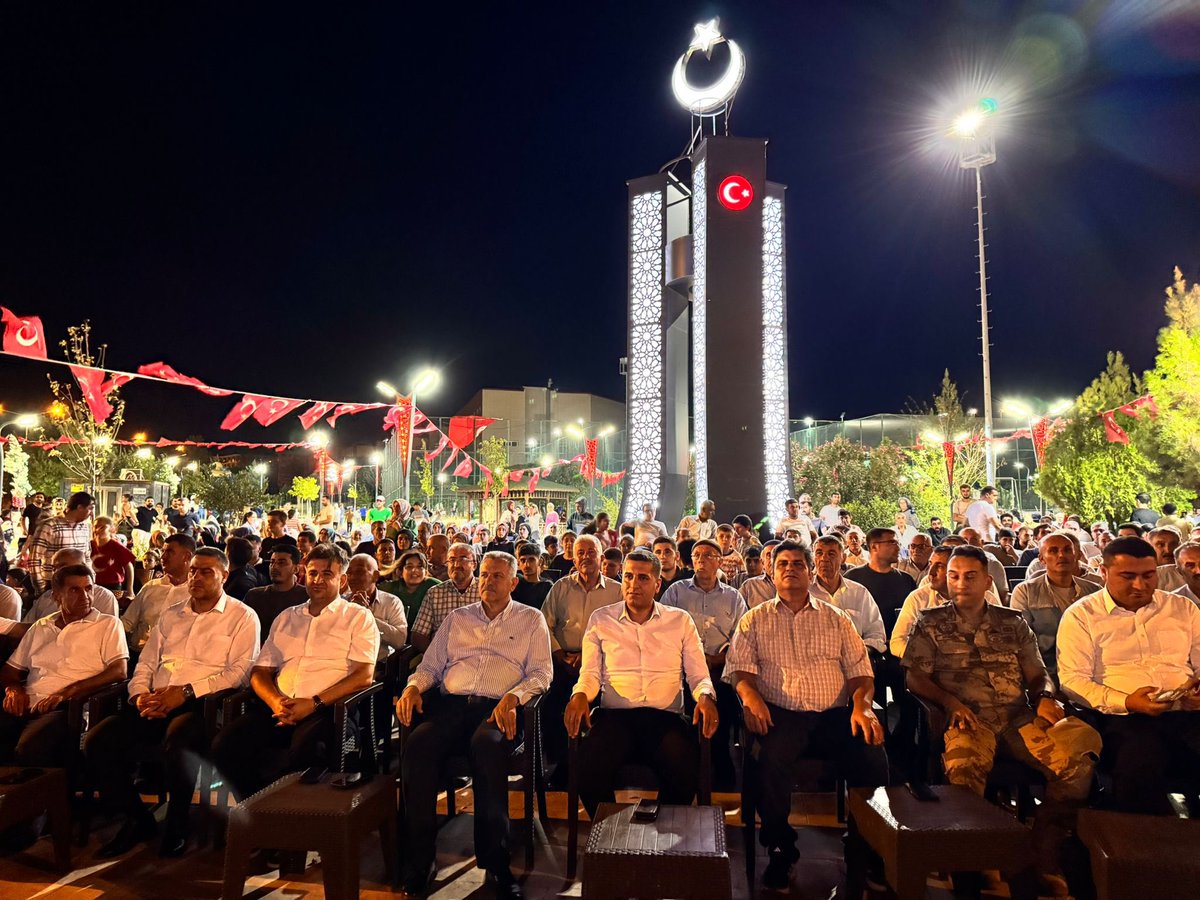 GSB_KozlukGM's tweet photo. 15 Temmuz Demokrasi ve Millî Birlik Günü kapsamında düzenlenen programda Gençlik ve Spor İlçe Müdürümüz  Abdulbasir ALAĞAŞ tarafından Kozluk Kaymakamımız Sayın Ümit Fırat BÖÇKÜN’e  anlamlı bir tablo hediye edildi.✨

Unutmadık, unutturmayacağız.🇹🇷

#ZaferinAdıTürkiye 
#15Temmuz https://t.co/oFvas4bZxz