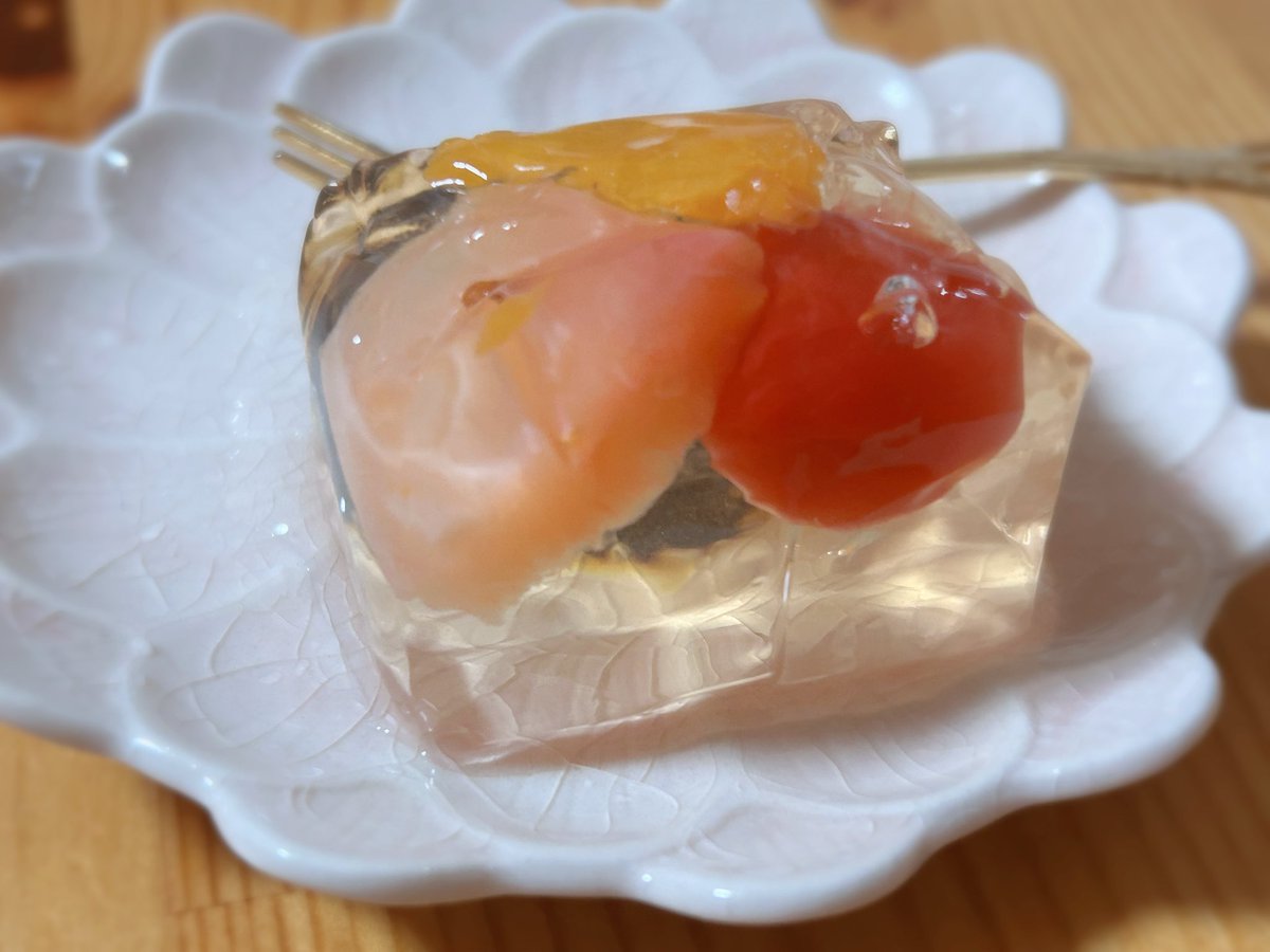 nekotapana's tweet image. 夕食後のデザート、フルーツゼリー。娘のはみつ豆ゼリーで、さくらんぼやみかんなどが入ってました。私のは青りんご🍏
お茶は安渓鉄観音をアイスで🧊🍵
#木漏れ日のお茶会
#茶好連